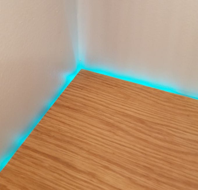 15 ideias criativas para fazer sua casa brilhar com luzes led, Uma prateleira de LED legal que qualquer um pode fazer