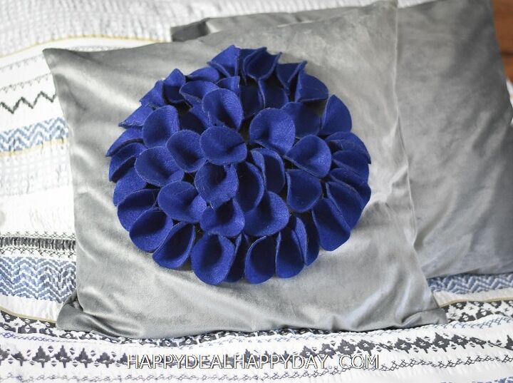 fundas de almohada sin coser con una flor de fieltro