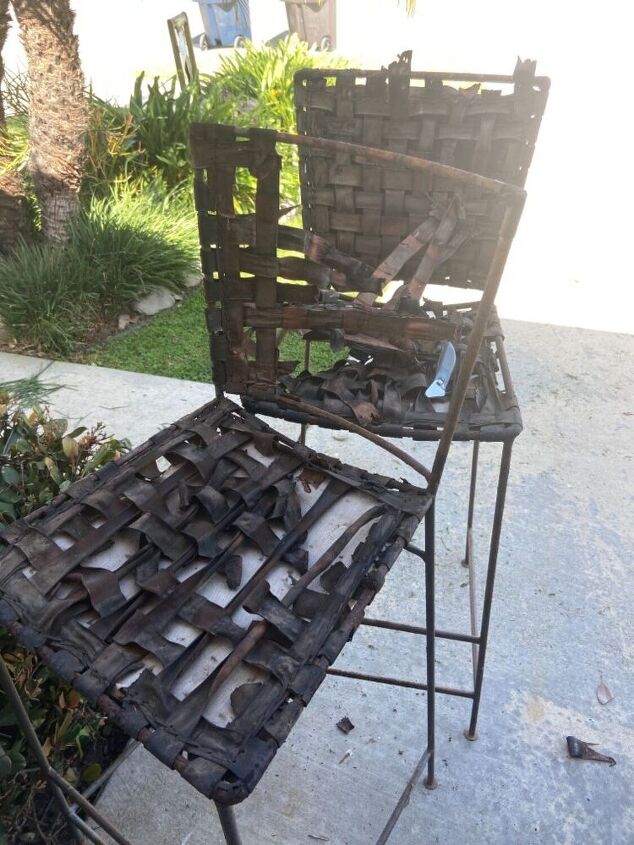 un par de viejos taburetes oxidados se convierten en un soporte para plantas, Sillas de hierro oxidadas con asientos de cuero rotos