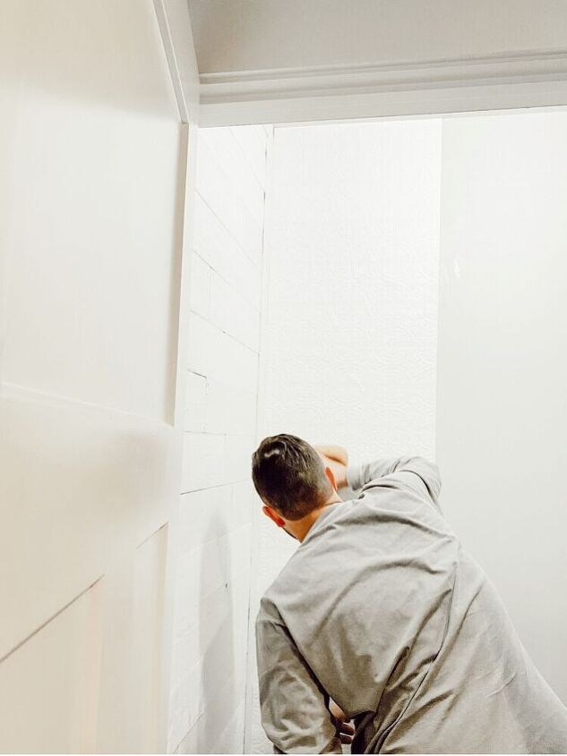 minha primeira vez com papel de parede, Aqui meu marido est alisando o papel de parede com a esponja tamb m