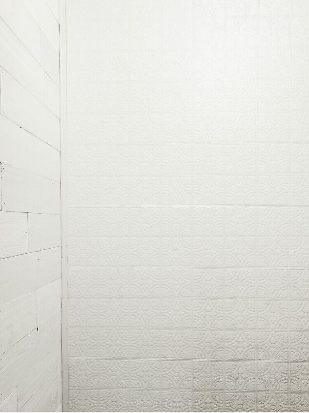 minha primeira vez com papel de parede, O papel de parede acabou aqui um branco lindo mas eu queria dar um toque de cor Especialmente porque fica ao lado da parede branca de shiplap