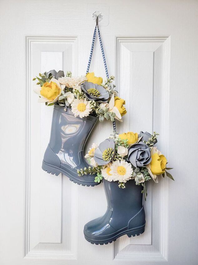 8 maneras de decorar tu puerta para la primavera con cosas que ya tienes, Decoraci n de botas de lluvia