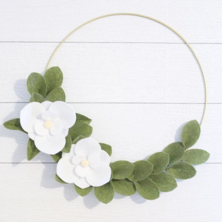 8 maneras de decorar tu puerta para la primavera con cosas que ya tienes, Consigue toda la sensaci n de casa de campo con esta corona de magnolias de bricolaje