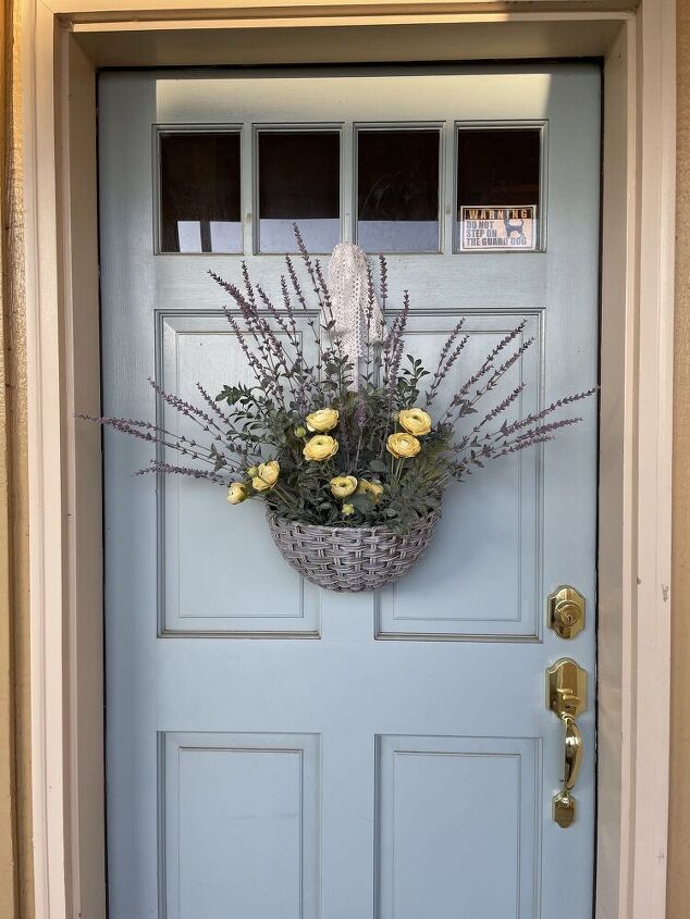8 maneras de decorar tu puerta para la primavera con cosas que ya tienes, Una cesta una cesta una cesta verde y amarilla