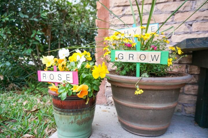 13 ideas de jardines pequeos ms bonitos para probar esta primavera, Marcadores de plantas de azulejos de Scrabble