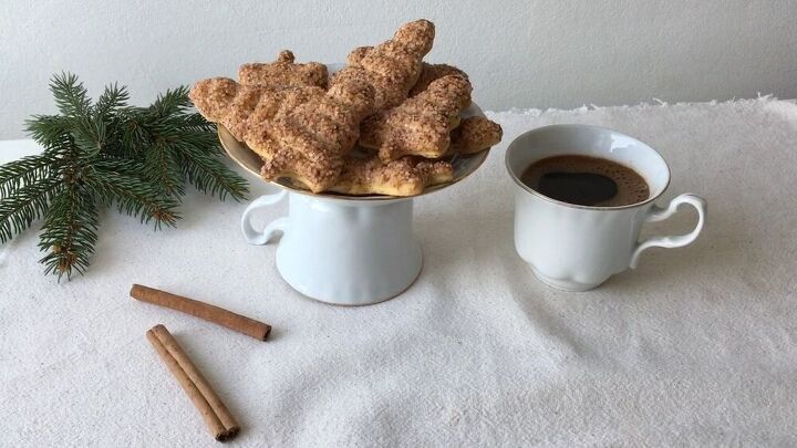 20 bricolajes inteligentes que entusiasman a los amantes del caf, Soporte para tartas Hecho con una vieja taza de caf