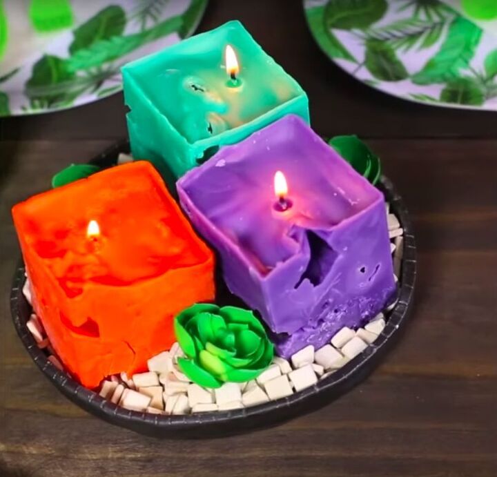 16 ideias de velas decorativas para iluminar sua casa, Usando giz de cera e gelo como uma tima maneira de criar velas caseiras