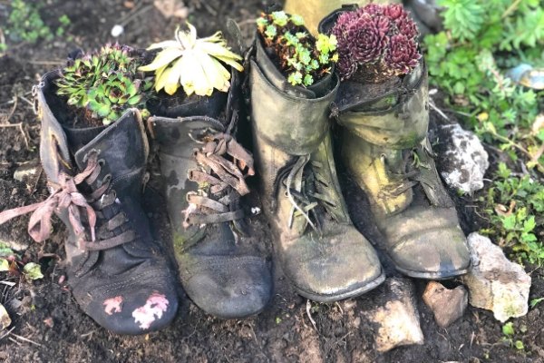 20 ideias de jardim extravagantes que faro seus vizinhos parar e olhar, Plantador de botas fa a voc mesmo