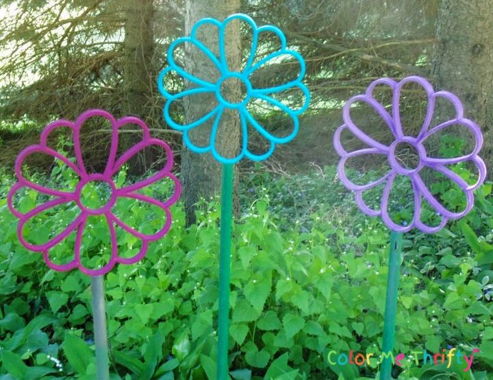 20 ideias de jardim extravagantes que faro seus vizinhos parar e olhar, Crie flores de jardim com suportes de len o reaproveitados