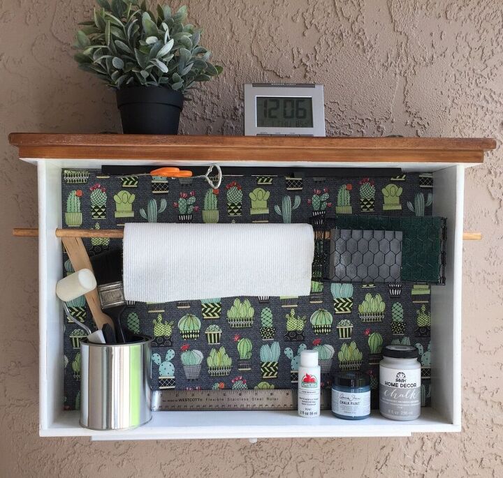 10 maneiras criativas de usar uma gaveta de cmoda em sua casa, Gaveta Descartada para Organizador de Artesanato de Parede