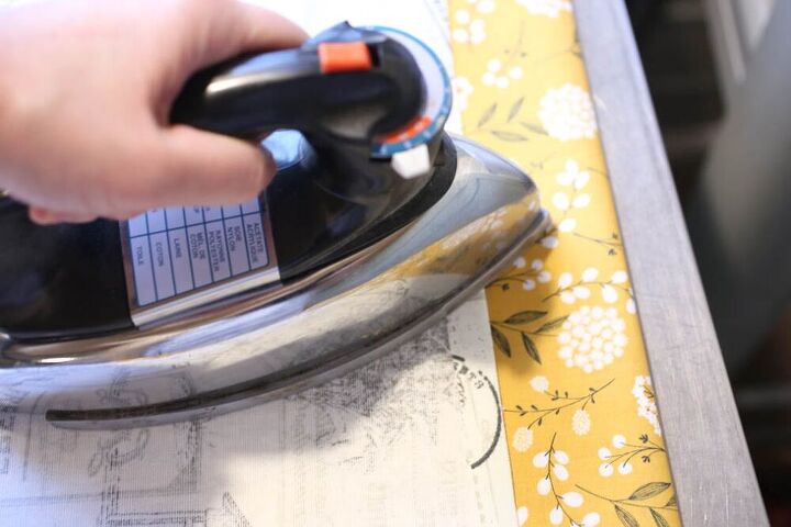 tutorial de la funda de almohada de granja fcil, Plancha un dobladillo de media pulgada en ambos extremos
