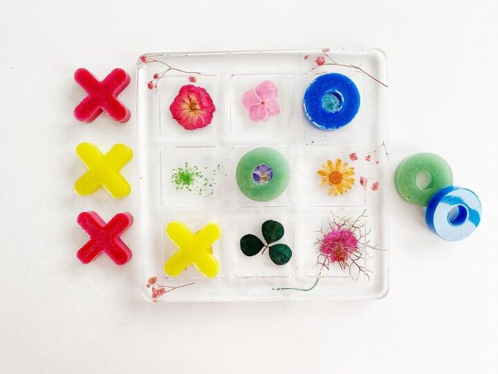 18 formas creativas de utilizar la resina epoxi en toda la casa, Tablero de juego de resina de flores secas y fichas de domin de colores
