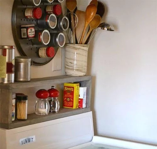 12 formas sorprendentes de llenar el espacio sobre la estufa, 12 ideas de cocinas peque as para despejar el desorden y maximizar el almacenamiento