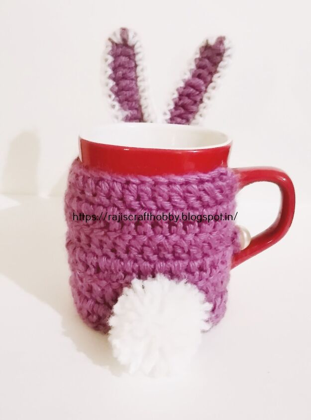 haz que tu espacio sea un refugio alegre con 15 bricolajes con pompones, Conejito Mug Cozy