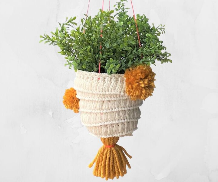 haz que tu espacio sea un refugio alegre con 15 bricolajes con pompones, Jardinera colgante Boho