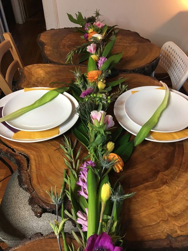 15 adorveis ideias de primavera que mal podemos esperar para experimentar neste fim, Caminho de mesa guirlanda floral com ilumina o de primavera