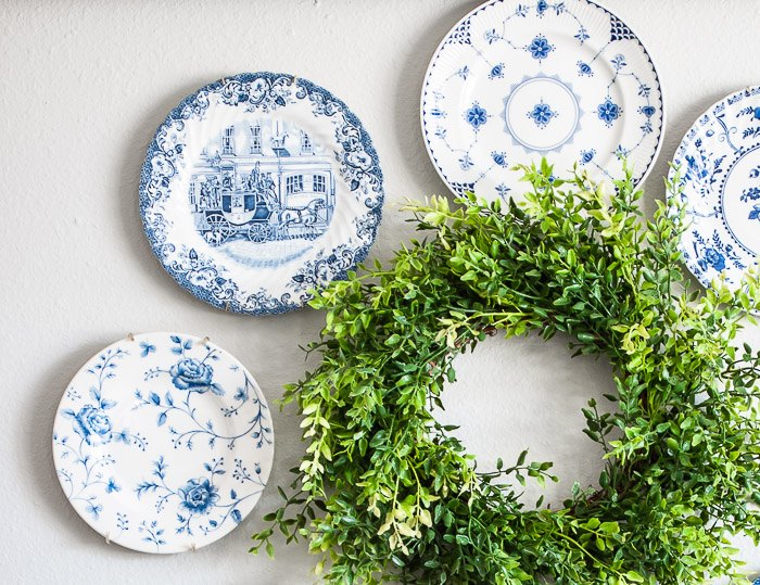 20 idias de decorao vintage com as quais estamos obcecados nesta temporada, Coroa de pratos antigos para a parede