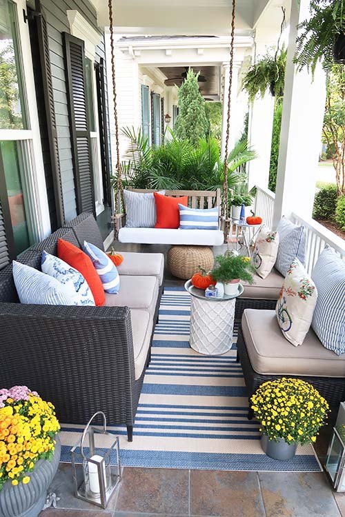 13 formas de preparar el patio para comer al aire libre, Proteger los cojines de interior para el exterior