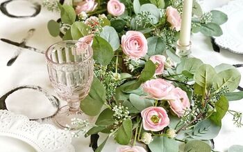 Decoración de mesa romántica con ranúnculos, rosas y blancos