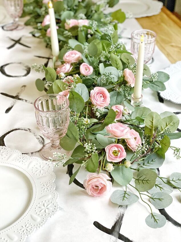 decoracion de mesa romantica con ranunculos rosas y blancos