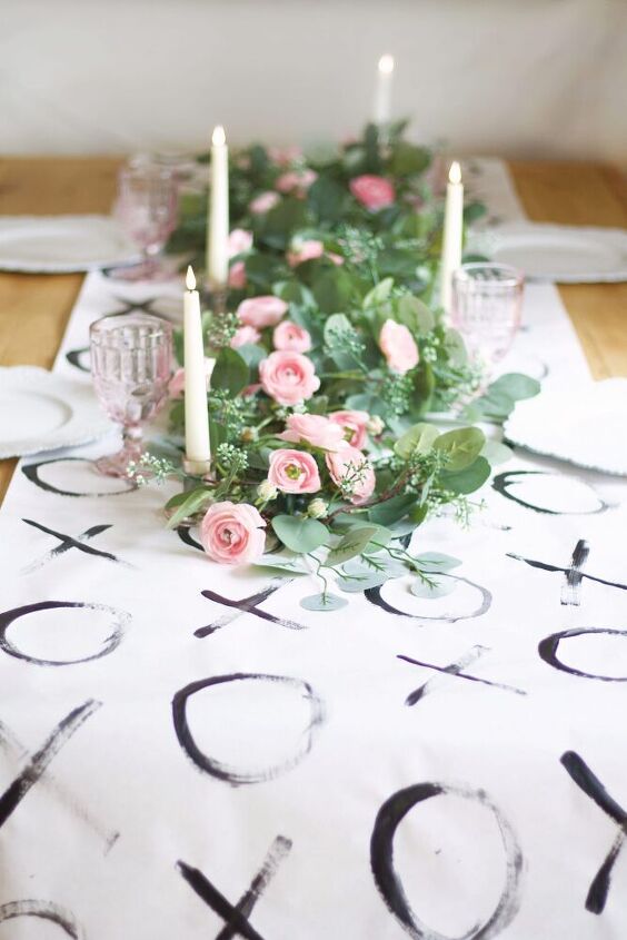 decoracin de mesa romntica con rannculos rosas y blancos