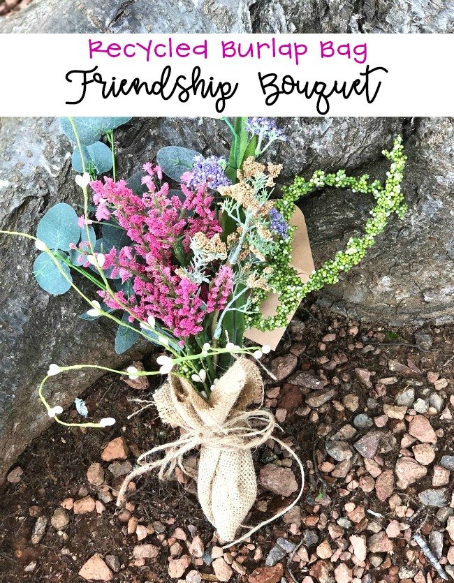 flores de amistad en bolsa de arpillera reciclada
