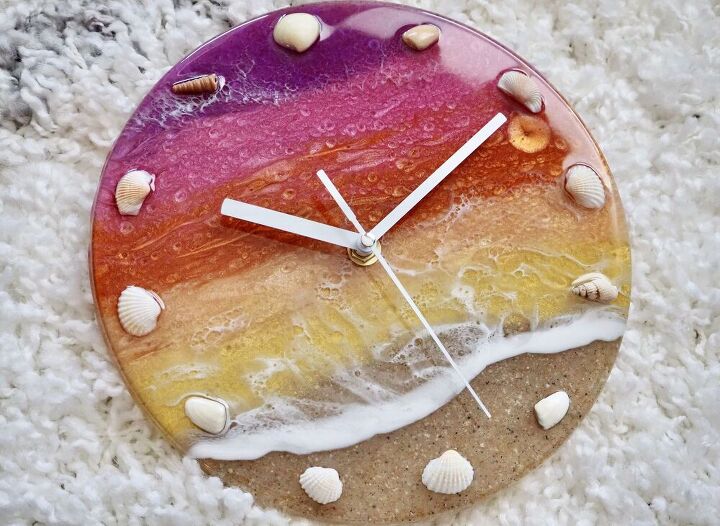 reloj de resina con puesta de sol arena y conchas