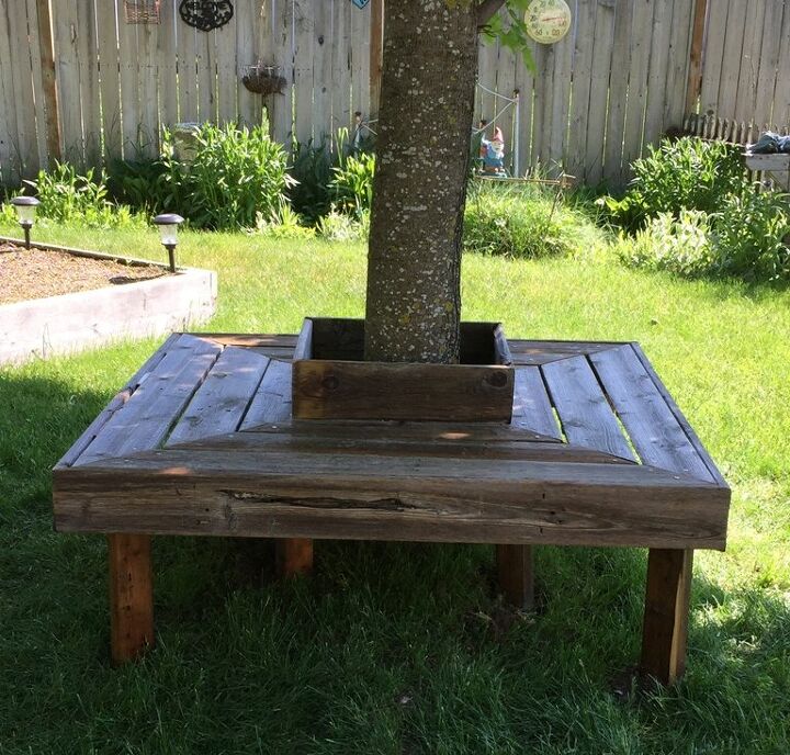 15 maneras de hacer que tu patio sea el mejor de la manzana este verano, Banco de madera recuperada para el rbol