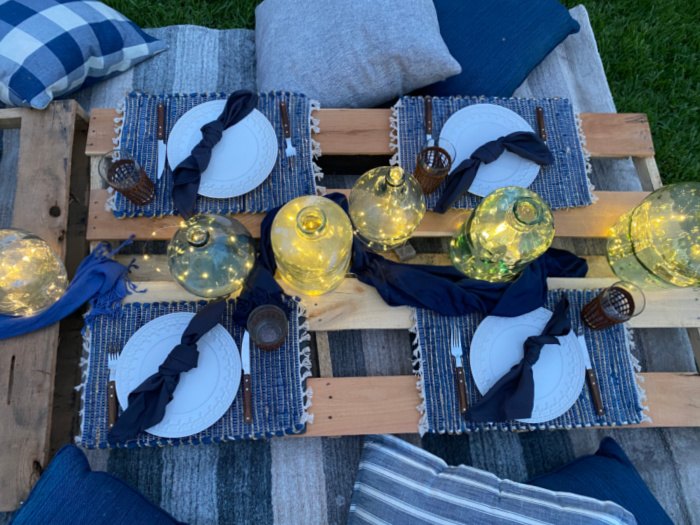 15 maneras de hacer que tu patio sea el mejor de la manzana este verano, Organiza un picnic con palets