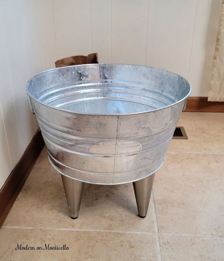 balde galvanizado reciclado em um plantador de pernas diy