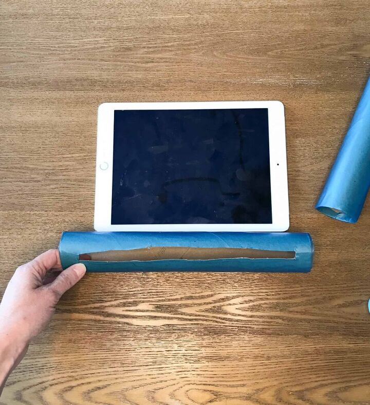 suporte para tablet diy com tubo de papel higinico