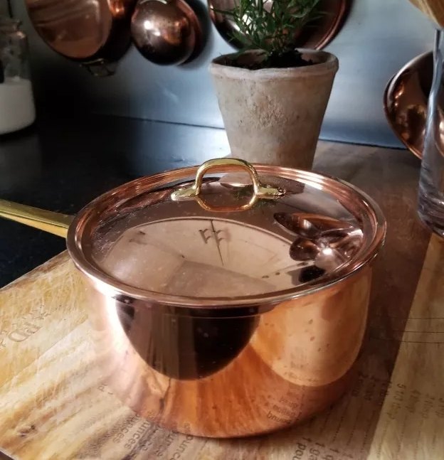 10 de los mejores consejos de limpieza de primavera que quiz no hayas probado todava, Pulir utensilios de cocina de cobre de la vendimia