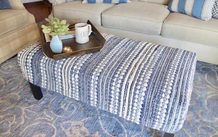 18 maneiras de renovar a sala de estar em um dia, DIY Um Slipcover Otomano De um tapete