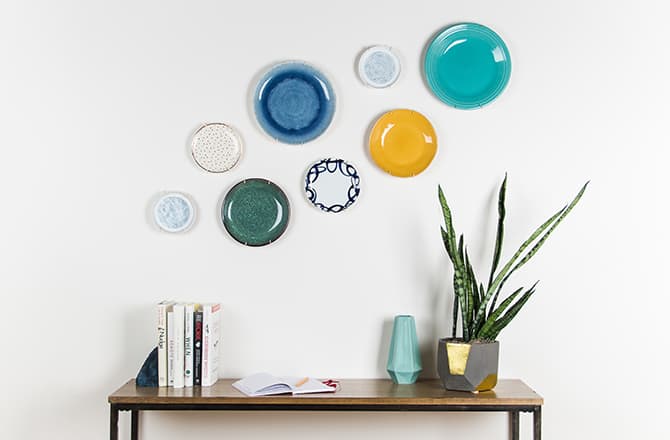 18 maneiras de renovar a sala de estar em um dia, Placas decorativas de parede Como pendurar placas na parede