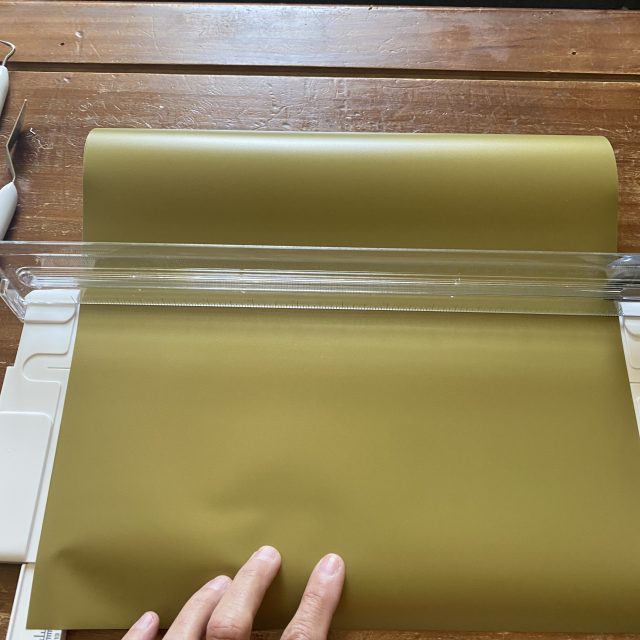 makeover del armario de lino con cricut, Coloca el rollo sobre el cortador de papel y tira hacia abajo para facilitar el corte