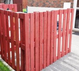 easy upcycled temporary diy pallet fence