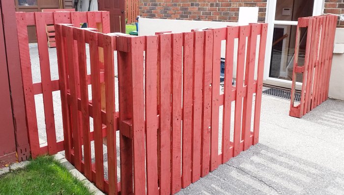 easy upcycled temporary diy pallet fence