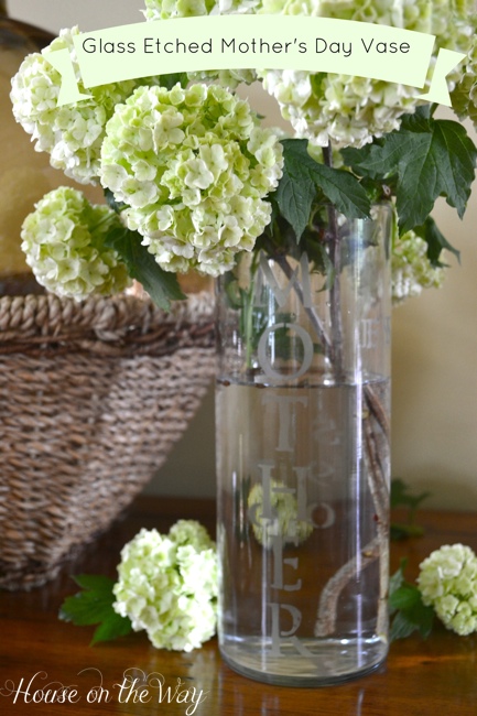 14 maneiras verdadeiramente bonitas de mostrar flores para a me no domingo, Vaso de vidro gravado para o dia das m es