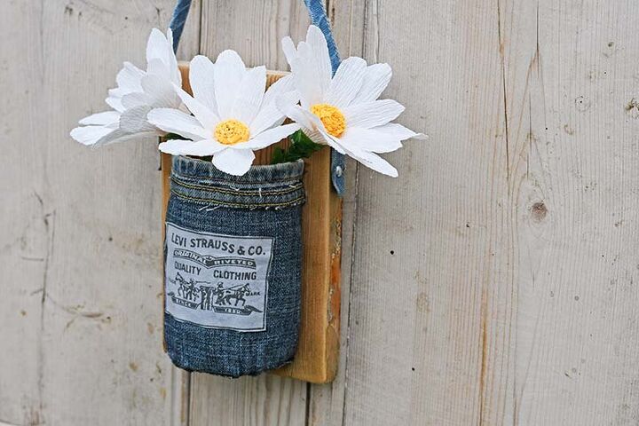 14 formas realmente hermosas de mostrar las flores de mam el domingo, Florero colgante de tela vaquera reciclada