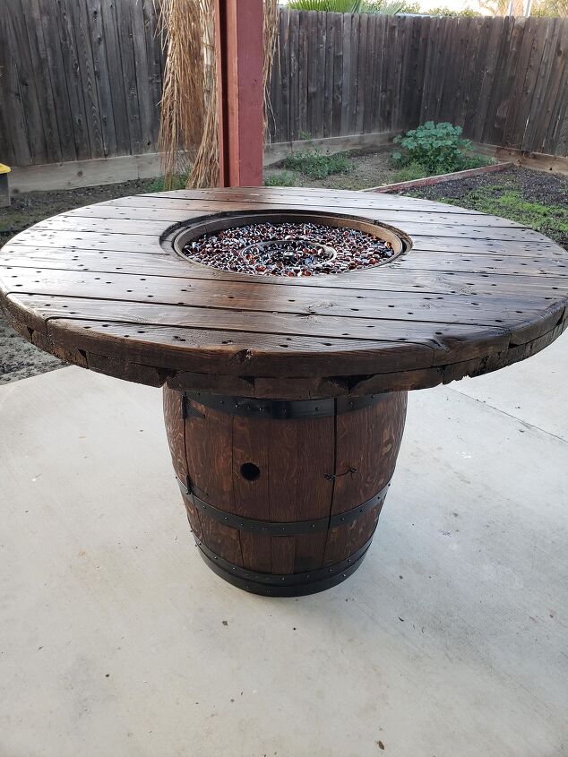 11 ideas de hogueras perfectas para hacer malvaviscos en familia, Constru una mesa de fuego de un barril de vino reciclado y un carrete de alambre