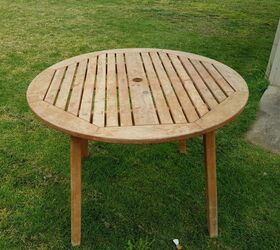 Instead of just restaining her old patio table, this DIYer had a gorgeous way to cover up the wear & tear