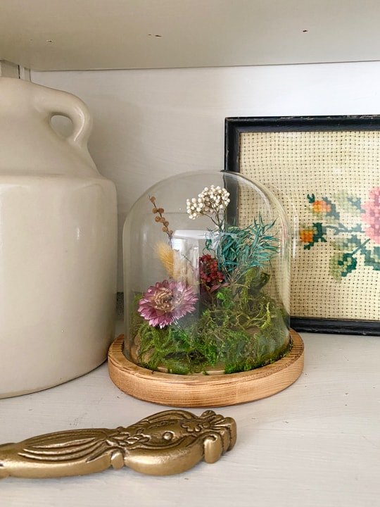 20 hermosas ideas de decoracin para tus mesas auxiliares y mesitas de noche, DIY Anthropologie Dupe Floral Cloche
