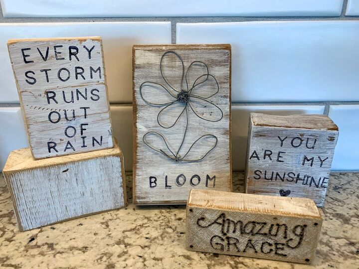 20 belas ideias de decorao para suas mesas laterais e mesinhas de cabeceira, Mini letreiros de blocos de madeira r sticos fa a voc mesmo