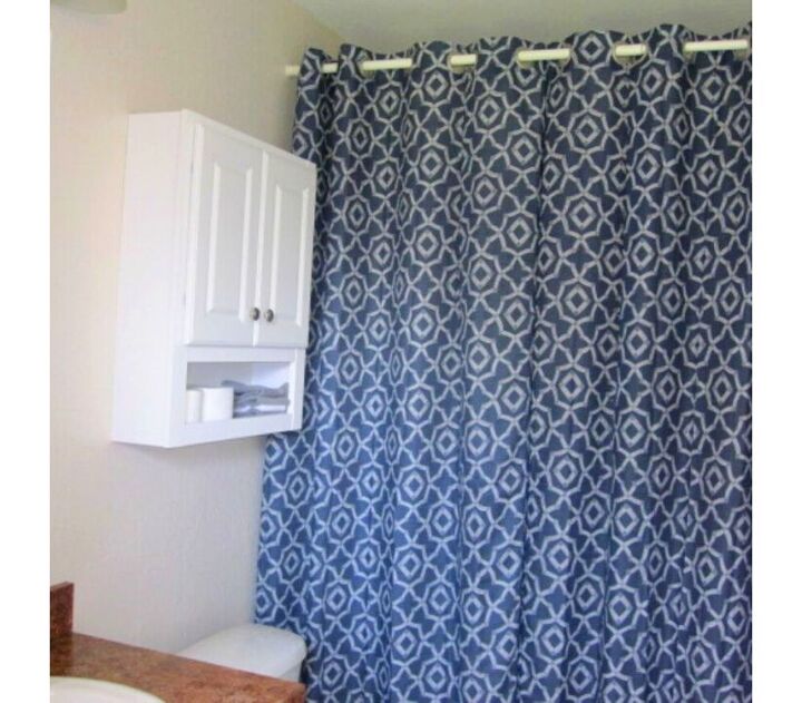 15 trucos para ahorrar dinero en cortinas que son demasiado buenos para ignorarlos, Cortinas de ducha extra largas a partir de cortinas normales