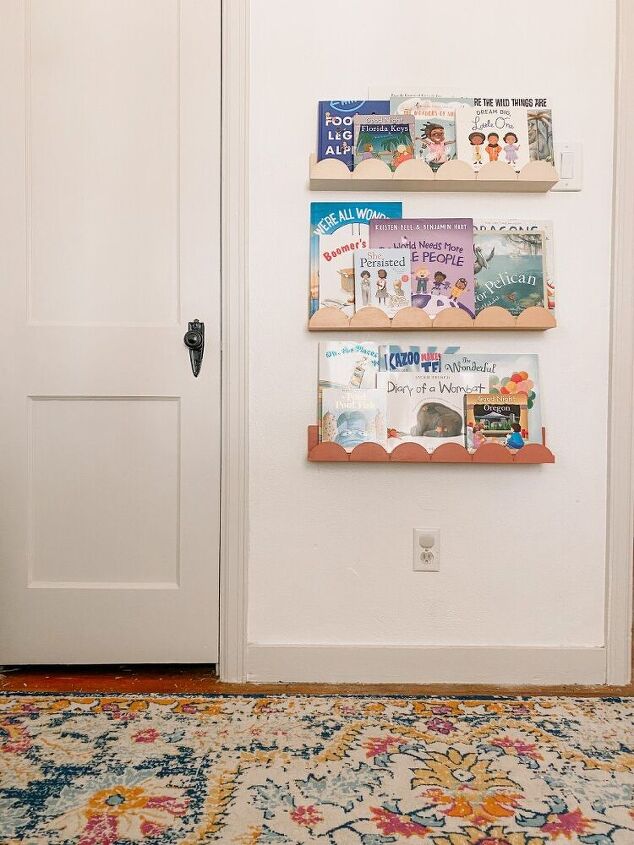 14 formas divertidas de actualizar las habitaciones de tus hijos sin que te duela la, Estanter as festoneadas de bricolaje