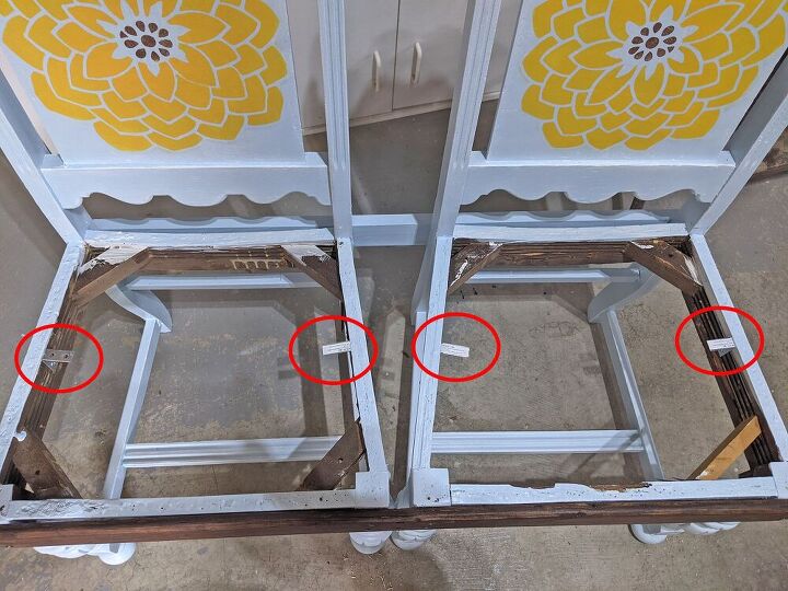 drab old dining chairs repurposed in fun patio furniture, Soportes en L para fijar el asiento