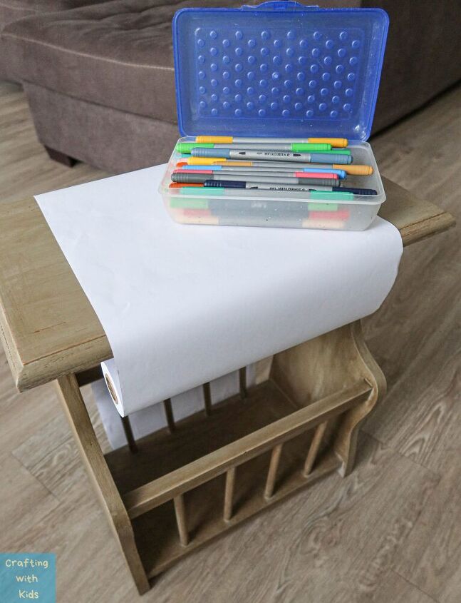 mesa de desenho infantil com suporte de rolo de papel diy