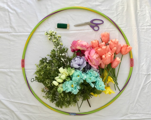 12 ideas de decoracin con aros de hula que nunca hubiramos pensado, Corona primaveral de Hula Hoop