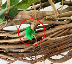 We've never seen anyone do this with a wreath form, but it's gorgeous & it takes just 30 minutes