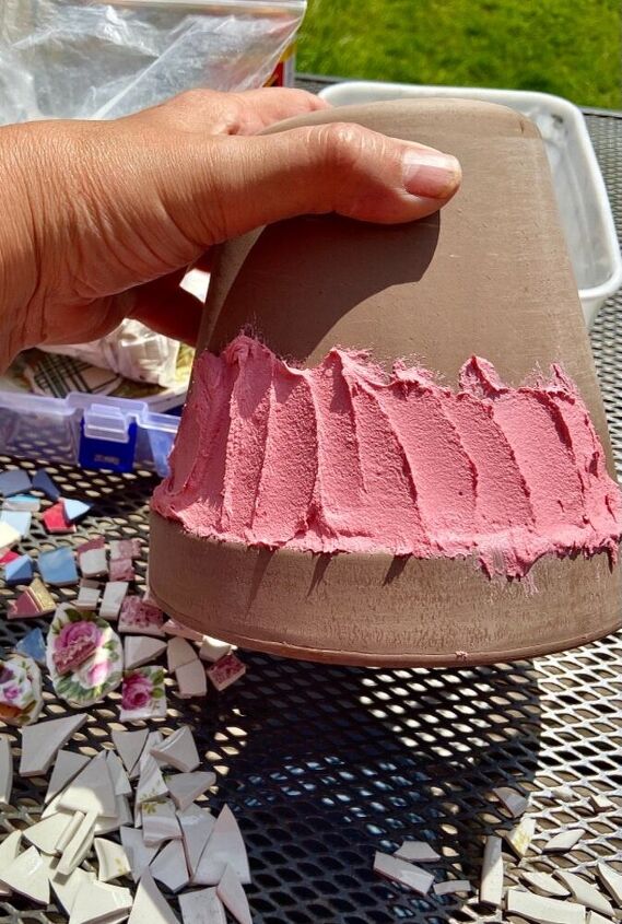 como criar um lindo vaso de flores com loua velha quebrada, rejunte rosa